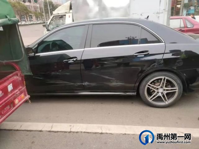 禹州一老人骑电动三轮车随意拐弯挡后车去路,引发交通事故... 禹州一老人骑电动三轮车随意拐弯挡后车去路,引发交通事故...