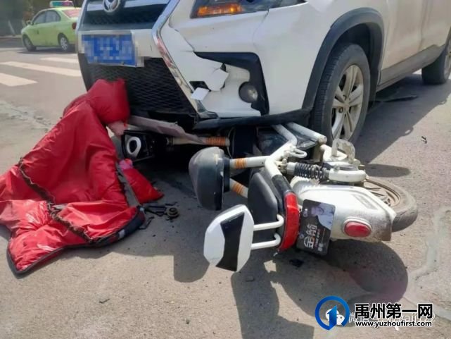 禹州公安交警心存侥幸驾驶电动车闯红灯,撞了! 禹州公安交警心存侥幸驾驶电动车闯红灯,撞了!