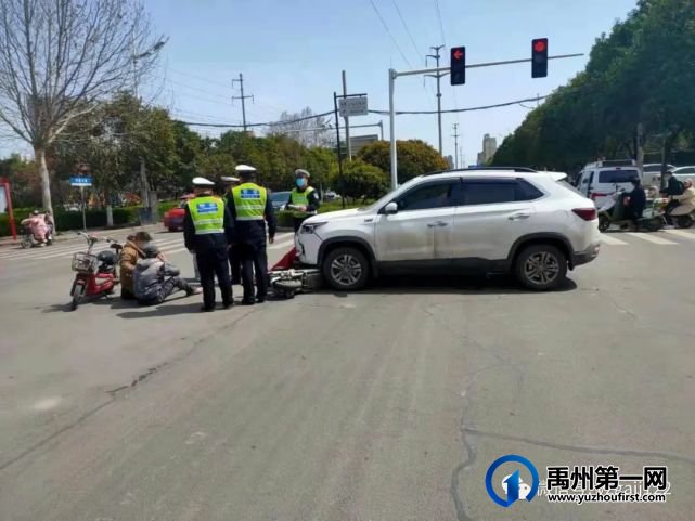 禹州公安交警心存侥幸驾驶电动车闯红灯,撞了! 禹州公安交警心存侥幸驾驶电动车闯红灯,撞了!