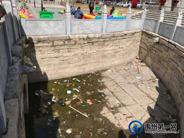 禹州文庙广场状元桥龙头再被损坏,池内垃圾遍地 禹州文庙广场状元桥龙头再被损坏,池内垃圾遍地