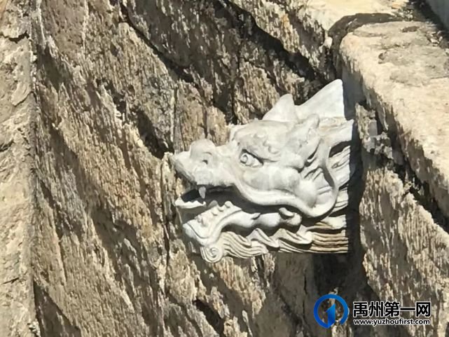禹州文庙广场状元桥龙头再被损坏,池内垃圾遍地 禹州文庙广场状元桥龙头再被损坏,池内垃圾遍地