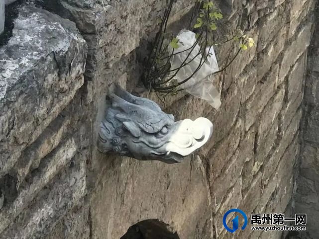 禹州文庙广场状元桥龙头再被损坏,池内垃圾遍地 禹州文庙广场状元桥龙头再被损坏,池内垃圾遍地
