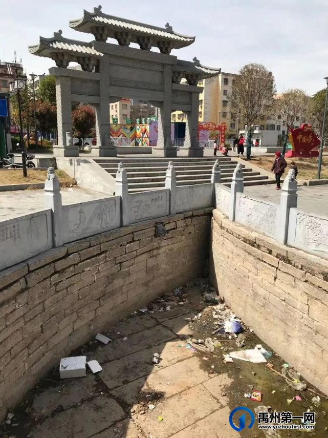禹州文庙广场状元桥龙头再被损坏,池内垃圾遍地 禹州文庙广场状元桥龙头再被损坏,池内垃圾遍地