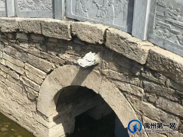 禹州文庙广场状元桥龙头再被损坏,池内垃圾遍地 禹州文庙广场状元桥龙头再被损坏,池内垃圾遍地