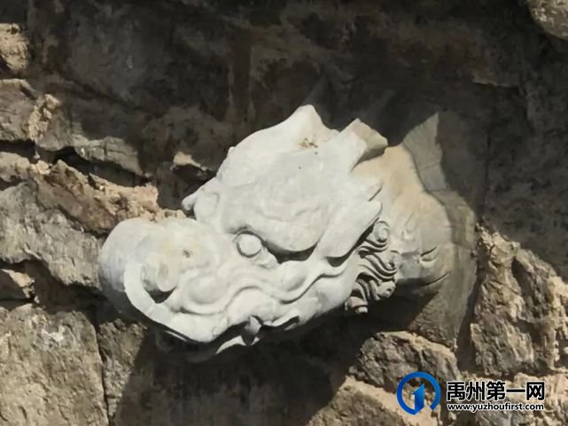 禹州文庙广场状元桥龙头再被损坏,池内垃圾遍地 禹州文庙广场状元桥龙头再被损坏,池内垃圾遍地