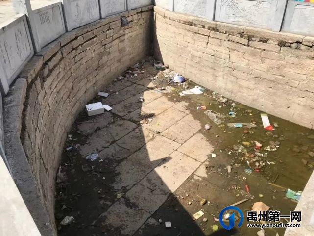 禹州文庙广场状元桥龙头再被损坏,池内垃圾遍地 禹州文庙广场状元桥龙头再被损坏,池内垃圾遍地