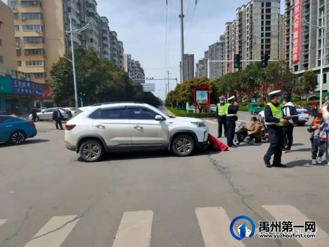 禹州华夏大道与府西路交叉路口,一女子闯红灯被撞... 禹州华夏大道与府西路交叉路口,一女子闯红灯被撞...