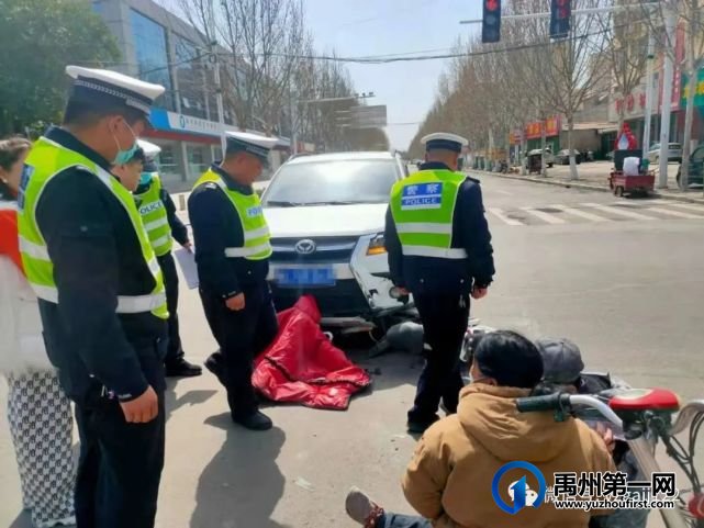 禹州华夏大道与府西路交叉路口,一女子闯红灯被撞... 禹州华夏大道与府西路交叉路口,一女子闯红灯被撞...