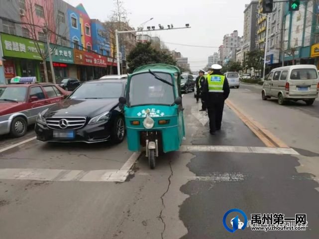 禹州老人骑电动三轮车随意拐弯挡后车去路 瞬间引发交通事故 禹州老人骑电动三轮车随意拐弯挡后车去路 瞬间引发交通事故