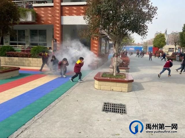 禹州市颍川办寨子小学防火、防踩踏消防安全演练 禹州市颍川办寨子小学防火、防踩踏消防安全演练