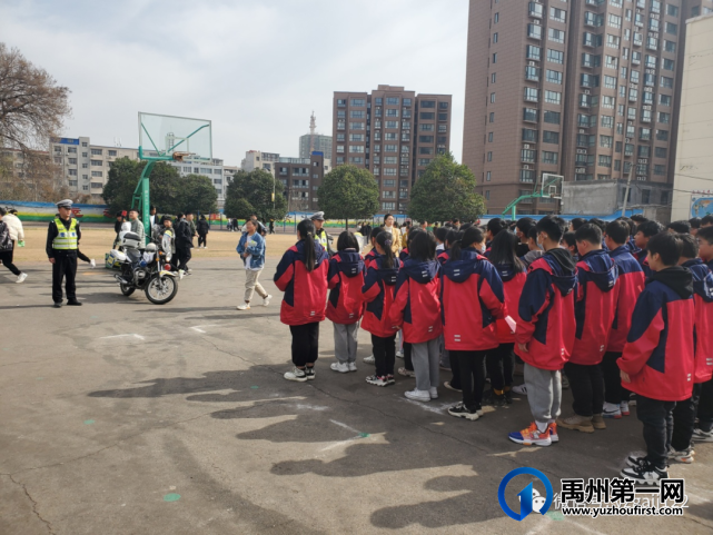禹州交警深入颍川中心学校开展“交通安全进校园”宣传活动 禹州交警深入颍川中心学校开展“交通安全进校园”宣传活动