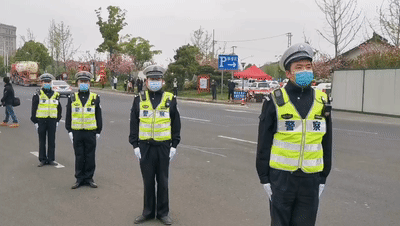 交警变身“”搬运工”,事发禹州褚河桥! 交警变身“”搬运工”,事发禹州褚河桥!