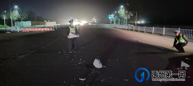 交警变身“”搬运工”,事发禹州褚河桥! 交警变身“”搬运工”,事发禹州褚河桥!