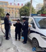 禹州三峰中心派出所：老人拉着民警的手，哭了！