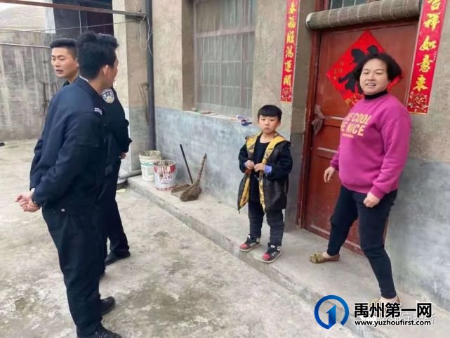 禹州方山镇一小男孩突然拦住了正开车巡逻的民警... 禹州方山镇一小男孩突然拦住了正开车巡逻的民警...