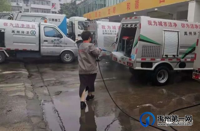 禹州环卫:雨后速行动 努力保清洁 禹州环卫:雨后速行动 努力保清洁