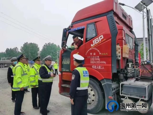 禹州交通运输局联合交警重拳治理“百吨王” 禹州交通运输局联合交警重拳治理“百吨王”