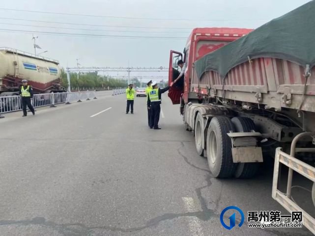 禹州交通运输局联合交警重拳治理“百吨王” 禹州交通运输局联合交警重拳治理“百吨王”