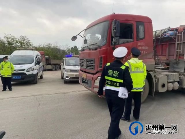 禹州交通运输局联合交警重拳治理“百吨王” 禹州交通运输局联合交警重拳治理“百吨王”