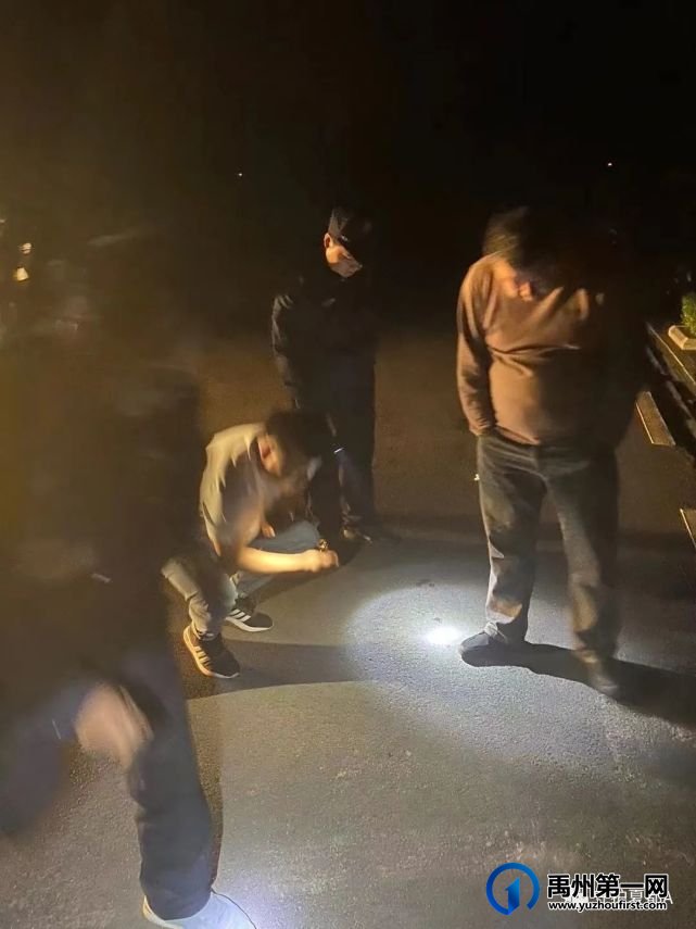 禹州神垕:情侣争执黄金手串珠子散落一地... 禹州神垕:情侣争执黄金手串珠子散落一地...