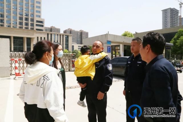 五一当天,在禹州市公安局门口,发生了这样一幕 五一当天,在禹州市公安局门口,发生了这样一幕