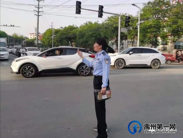 禹州一派出所女警察下班途中客串“交警”被网民“曝光” 禹州一派出所女警察下班途中客串“交警”被网民“曝光”