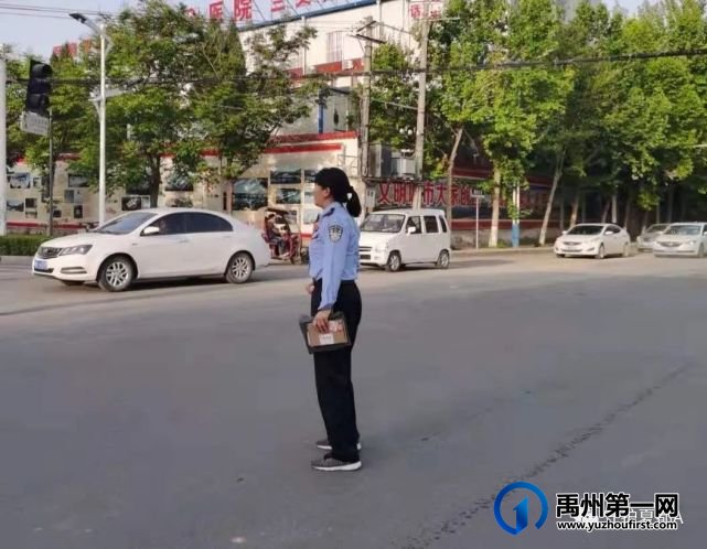禹州一派出所女警察下班途中客串“交警”被网民“曝光” 禹州一派出所女警察下班途中客串“交警”被网民“曝光”