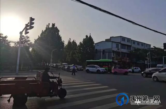 禹州一派出所女警察下班途中客串“交警”被网民“曝光” 禹州一派出所女警察下班途中客串“交警”被网民“曝光”