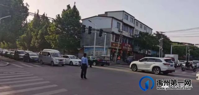 禹州一派出所女警察下班途中客串“交警”被网民“曝光” 禹州一派出所女警察下班途中客串“交警”被网民“曝光”