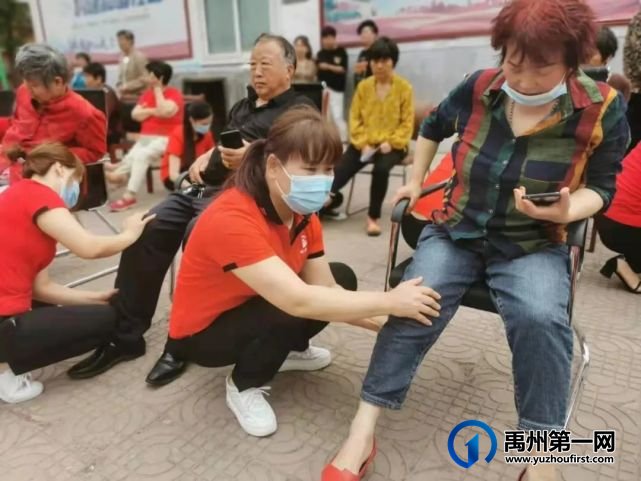禹州和谐社区居民乐开了花,因为他们品尝到了甜蜜的“橙果” 禹州和谐社区居民乐开了花,因为他们品尝到了甜蜜的“橙果”