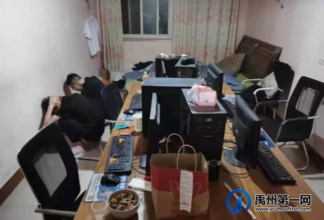 禹州警方从东商贸一出租屋内抓获两男一女... 禹州警方从东商贸一出租屋内抓获两男一女...