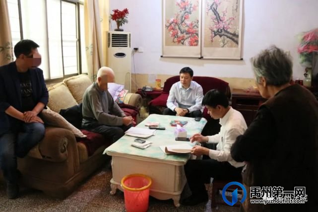 禹州法院上门给八旬老人送执行款 禹州法院上门给八旬老人送执行款