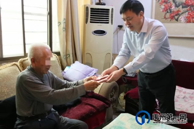 禹州法院上门给八旬老人送执行款 禹州法院上门给八旬老人送执行款