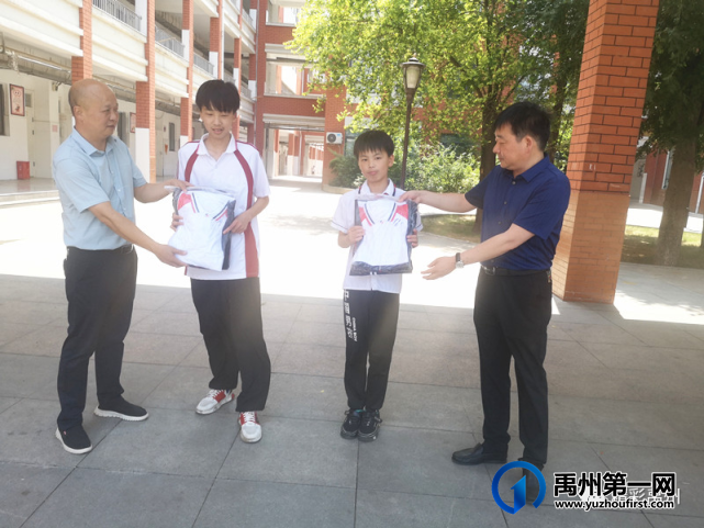 “财商”课、非洲鼓、手势舞、节日蛋糕......禹州这个“六一”真温暖! “财商”课、非洲鼓、手势舞、节日蛋糕......禹州这个“六一”真温暖!