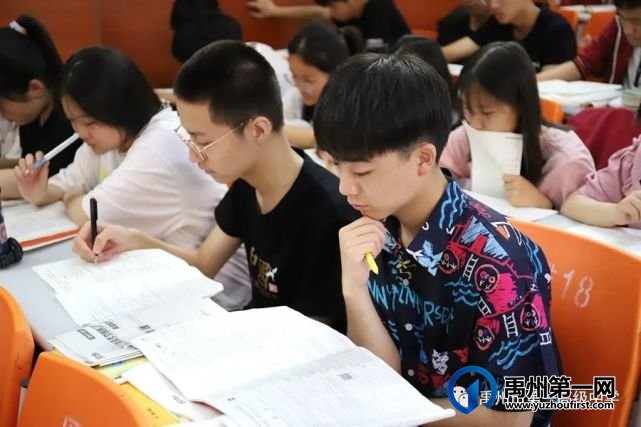 禹州一高高三年级自由复习备考掠影 禹州一高高三年级自由复习备考掠影