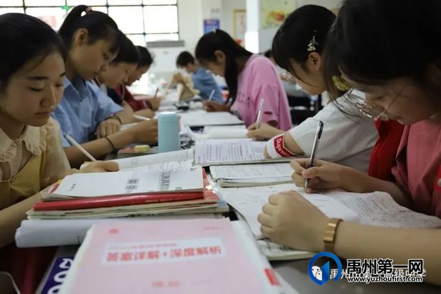 禹州一高高三年级自由复习备考掠影 禹州一高高三年级自由复习备考掠影