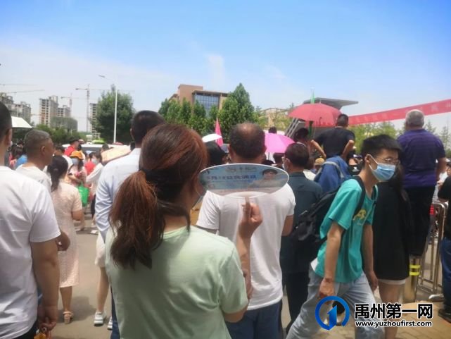 直击2021禹州高考现场,我们拍下了这感人的一幕 直击2021禹州高考现场,我们拍下了这感人的一幕