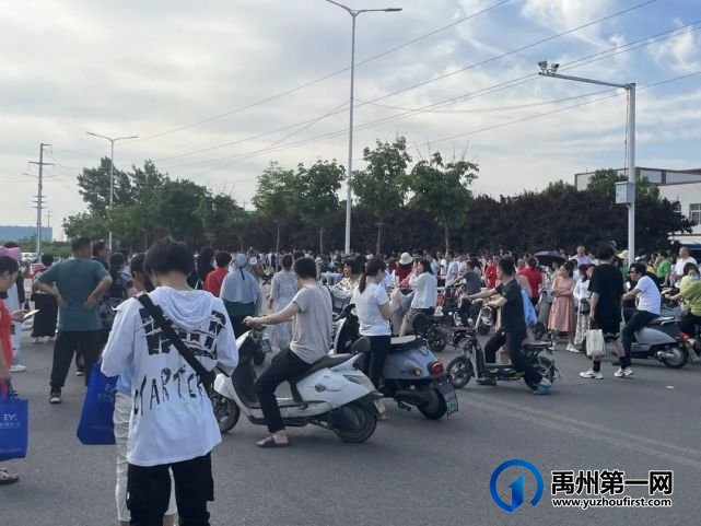 直击2021禹州高考现场,我们拍下了这感人的一幕 直击2021禹州高考现场,我们拍下了这感人的一幕