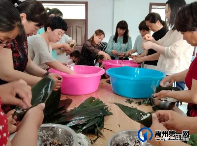 禹州环卫中心举办2021年“我们的节日•端午节” 包粽子比赛 禹州环卫中心举办2021年“我们的节日•端午节” 包粽子比赛