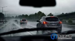 禹州交警为大家带来雨天行车技巧！