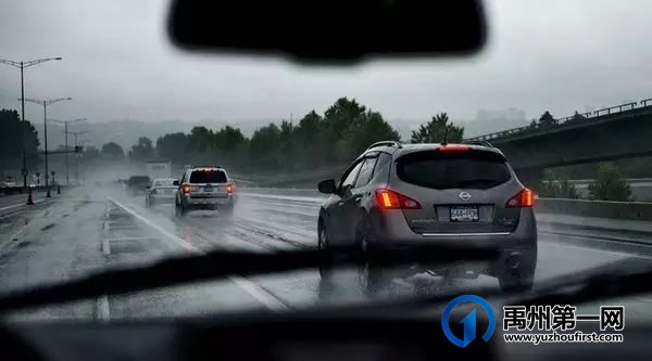 禹州交警为大家带来雨天行车技巧! 禹州交警为大家带来雨天行车技巧!