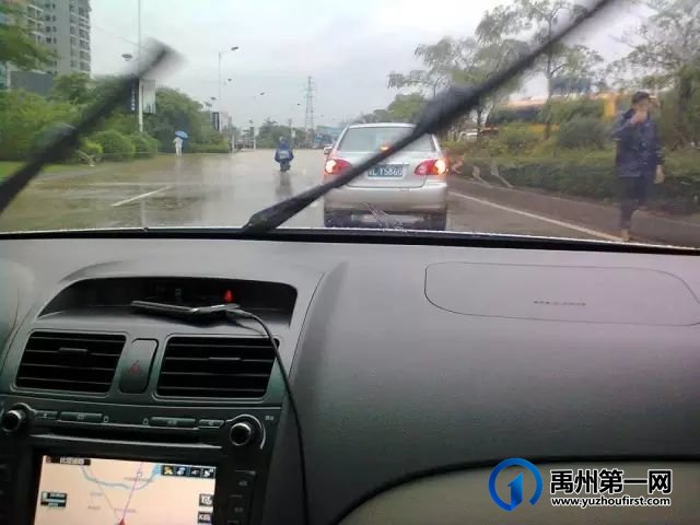 禹州交警为大家带来雨天行车技巧! 禹州交警为大家带来雨天行车技巧!