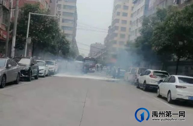 禹州东区一面包车突发自燃!现场火势汹汹... 禹州东区一面包车突发自燃!现场火势汹汹...