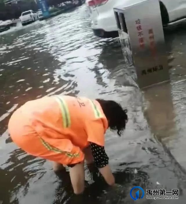 禹州环卫:雨后清理忙 整洁保畅通 禹州环卫:雨后清理忙 整洁保畅通