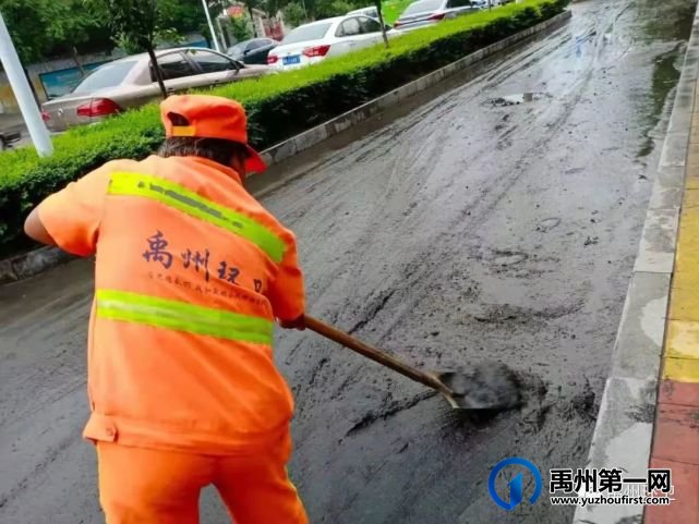 禹州环卫:雨后清理忙 整洁保畅通 禹州环卫:雨后清理忙 整洁保畅通