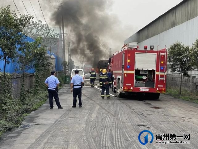 路遇半挂车起火,禹州民警及时救火化解险情! 路遇半挂车起火,禹州民警及时救火化解险情!
