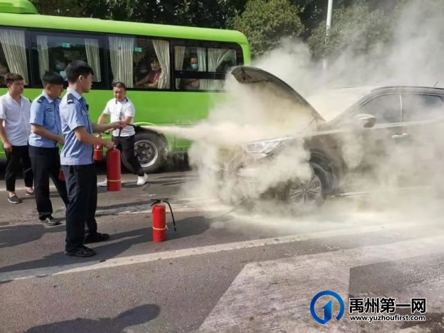 越野车街头着火,禹州民警和热心群众奋力扑救 越野车街头着火,禹州民警和热心群众奋力扑救
