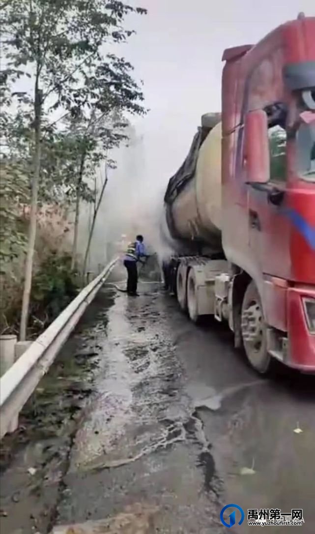 7月4日,禹州市无梁镇皇路河路段一辆货车突然起火 7月4日,禹州市无梁镇皇路河路段一辆货车突然起火