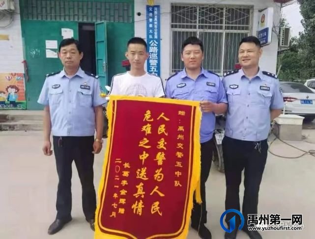 7月4日,禹州市无梁镇皇路河路段一辆货车突然起火 7月4日,禹州市无梁镇皇路河路段一辆货车突然起火