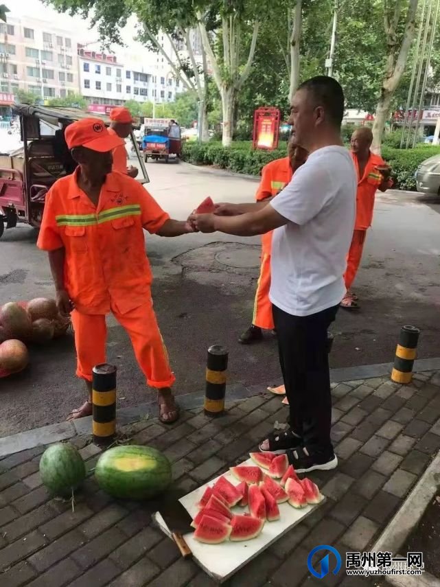 禹州环卫:夏日送清凉 温情暖心间 禹州环卫:夏日送清凉 温情暖心间